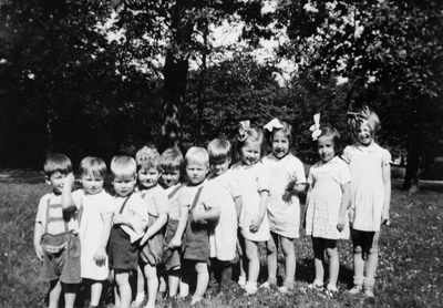 811627 Afbeelding van enkele kinderen uit het kinderopvanghuis Kindjeshaven (Prins Hendriklaan 4) te Utrecht in het ...